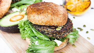 bbq-bönbiffar med svarta bönor med pastasallad & avokadokräm