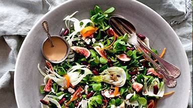 Krispig sallad med kidneybönor, fänkål, chèvre och saffran