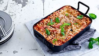 Vegetarisk hirs- och rödbetsburgare med zucchini