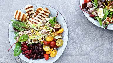 Vegetarisk hirs- och rödbetsburgare med zucchini