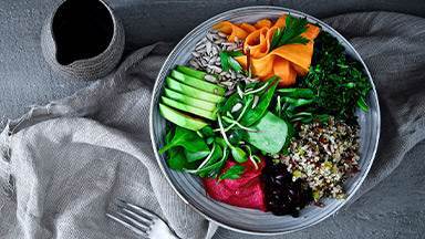 Vego-bowl med avokado, grönkål och rödbetshummus