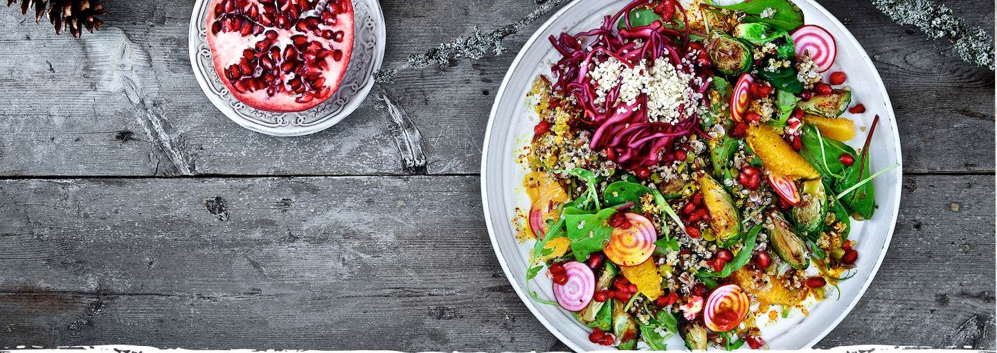 Julesalat med Quinoa- & kikertmiks, rød- & rosenkål, appelsin og safransdressing
