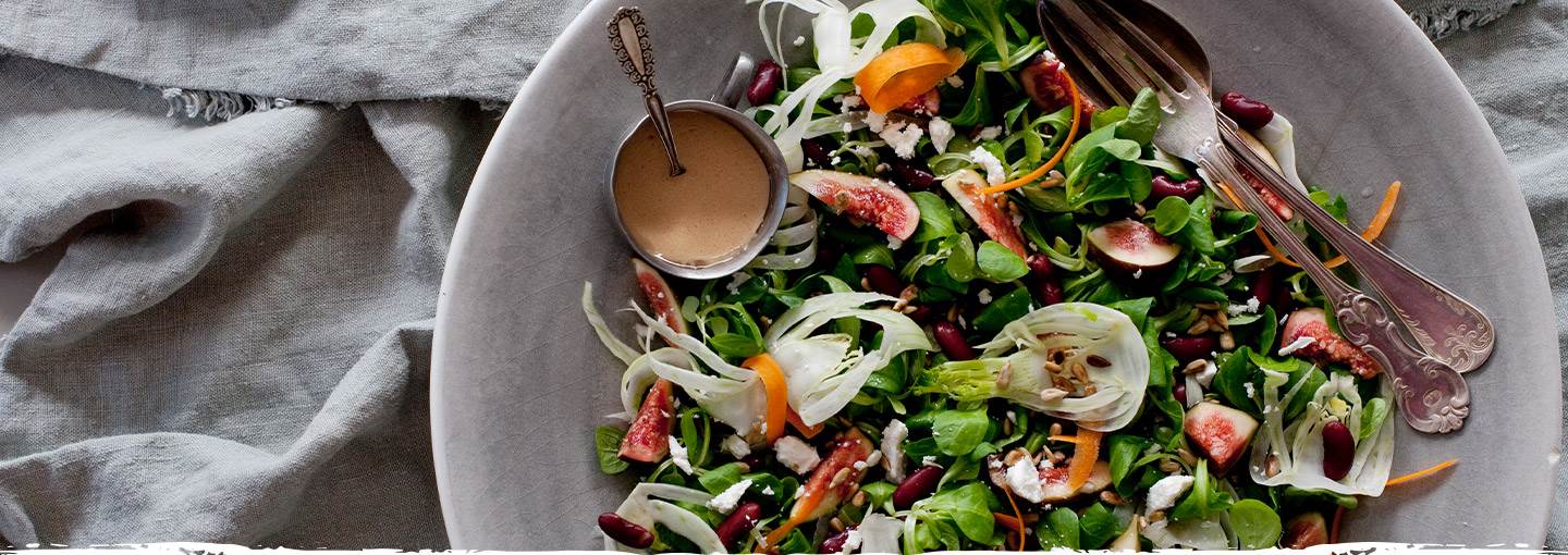 Julesalat med kidneybønner , fennikel, chèvre, solsikkekjerner og safran
