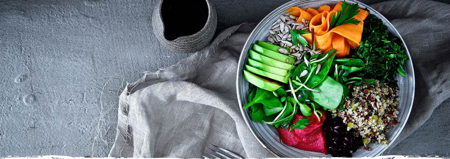 Bowl med Quinoa - & kikertmiks, avokado, grønnkål, syltede gulrøtter og rødbethummus